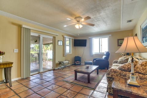 Canal Side Retreat w/ Dock, By Hollywood Boardwalk Apartment in Dania Beach