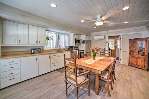 Cozy Great Barrington Home ~ 1 Mi to Ski Resort! Haus in Great Barrington