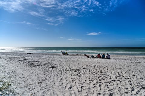 Renovated Beach Nook w/ Lanai, Steps to the Beach! Apartment in Bradenton Beach