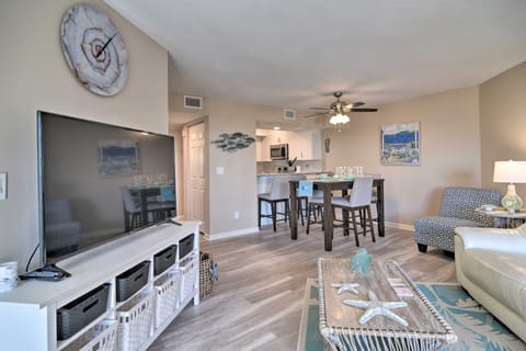 Renovated Beach Nook w/ Lanai, Steps to the Beach! Apartment in Bradenton Beach