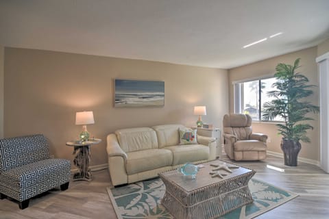 Renovated Beach Nook w/ Lanai, Steps to the Beach! Apartment in Bradenton Beach