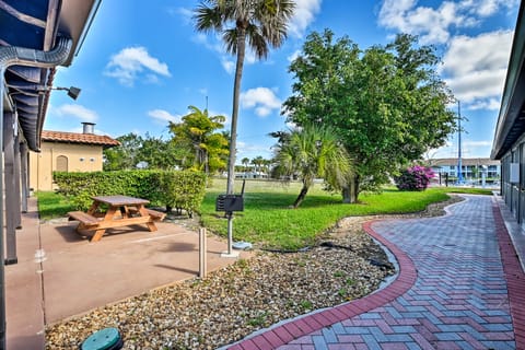 Everglades Studio w/Marina View, Patio+Pool Access Apartment in Collier County