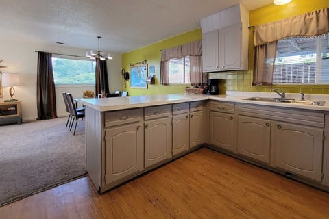 Quaint & Cozy Cottage: 3 Mi to Palisade Wineries! Cottage in Colorado