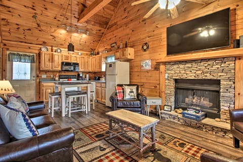Pigeon Forge Cabin w/ Hot Tub & Mountain Views! House in Pigeon Forge