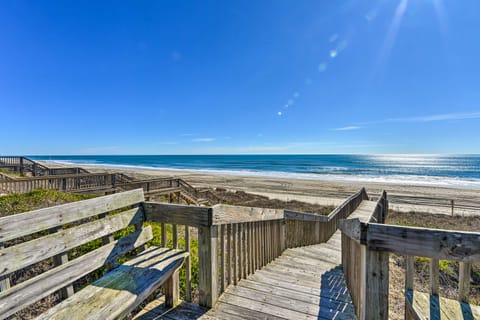 'East of the Sun' Beachside Apartment w/ Deck! Appartement in Emerald Isle
