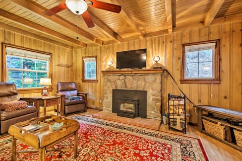 Vintage 'Snow White' Cottage ~ 2 Miles to Village! House in Lake Arrowhead