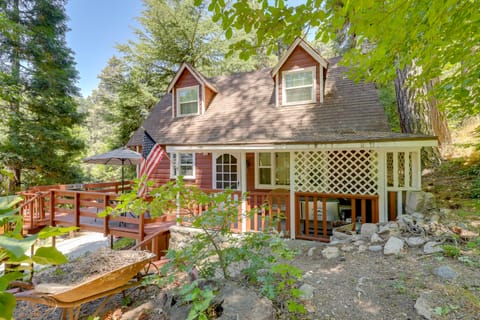 Vintage 'Snow White' Cottage ~ 2 Miles to Village! House in Lake Arrowhead