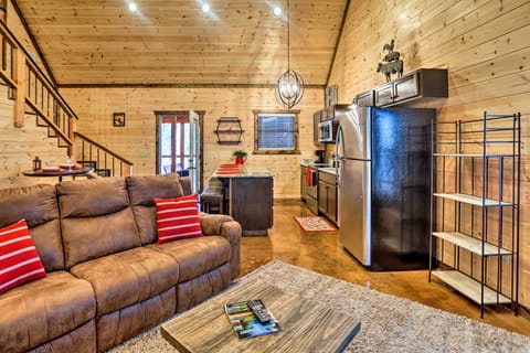 'The Breeze' - Broken Bow Cabin w/ Hot Tub & Deck! House in Broken Bow