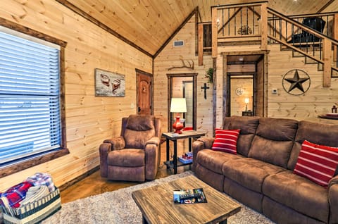 'The Breeze' - Broken Bow Cabin w/ Hot Tub & Deck! House in Broken Bow