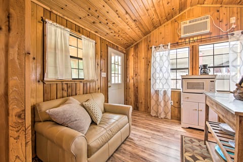 Couples Cabin w/ Luxury Deck, 1 Mi to Canyon Lake! House in Canyon Lake