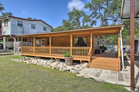 Couples Cabin w/ Luxury Deck, 1 Mi to Canyon Lake! House in Canyon Lake