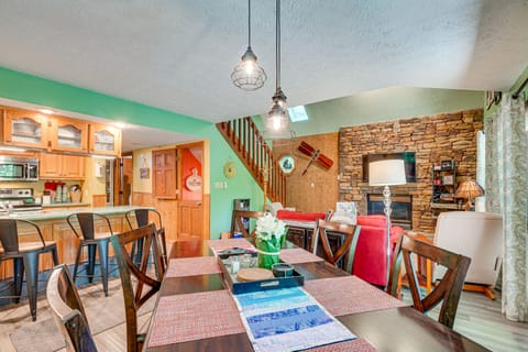 Smoky Mountain Cabin w/ Deck & Hot Tub! House in Pigeon Forge