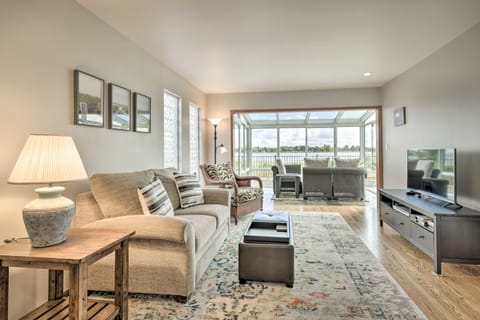 Ideally Located San Francisco Bay Home w/ Sunroom! Condo in Alameda