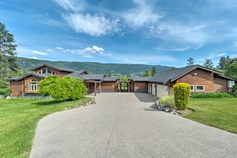 Country Villa on Kalamalka Lake w/ Private Pool! Chalet in Lake Country
