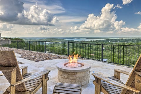 Lakeview Escape w/ Hot Tub, 1 Mi to Canyon Lake House in Canyon Lake