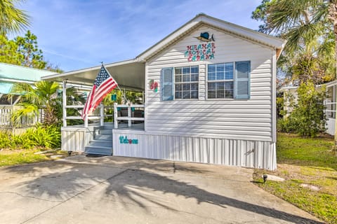 Walk to Beach: ‘Miramar Tropical Cabana’ w/ Deck! Cottage in Miramar Beach