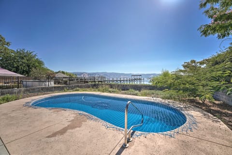 Waterfront Cottage w/ Private Pool & Lake View! Casa rural in Clear Lake