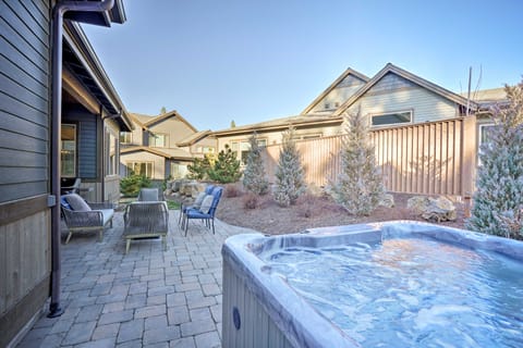 Luxury Mt Bachelor Retreat w/ Hot Tub & Patio Apartment in Deschutes River Woods