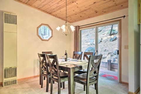 Serene Woodland Cabin: 4 Mi to Big Tree State Park Casa in Dorrington