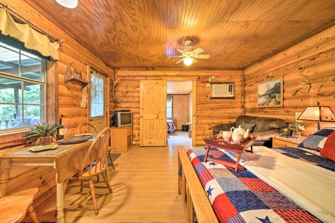 Cozy Davis Cabin w/ Deck - Nestled by Honey Creek! Haus in Davis