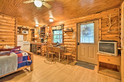Cozy Davis Cabin w/ Deck - Nestled by Honey Creek! Haus in Davis