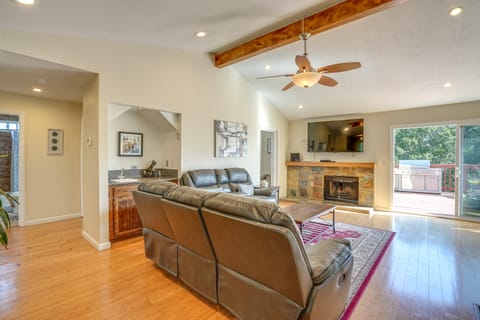 Vallejo Home w/Spacious Deck, Hot Tub & Views Maison in Vallejo
