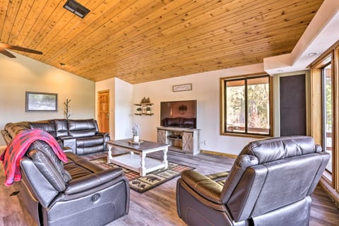 Upscale Cabin w/ Mountain Views + Large Game Room! House in Valley County