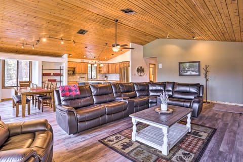 Upscale Cabin w/ Mountain Views + Large Game Room! House in Valley County