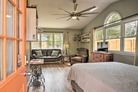 Studio w/ Patio - Walk to Hikes, Sights & Bites Apartment in Southern Pines