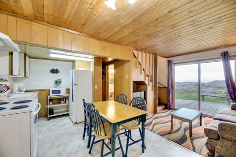 Sanderling Sea Cottages, Unit 1 with Deck! Cottage in Oregon