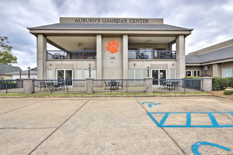 Auburn Gameday Center Studio: Walk to Arena! Condo in Auburn