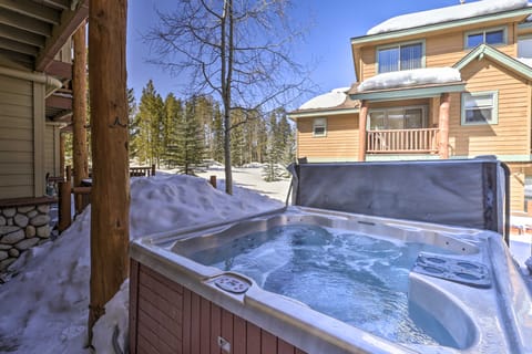 Airy Winter Park Gem w/ Private Outdoor Hot Tub! Condo in Fraser