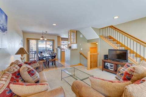 Airy Winter Park Gem w/ Private Outdoor Hot Tub! Apartment in Fraser