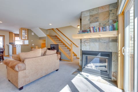 Airy Winter Park Gem w/ Private Outdoor Hot Tub! Apartment in Fraser