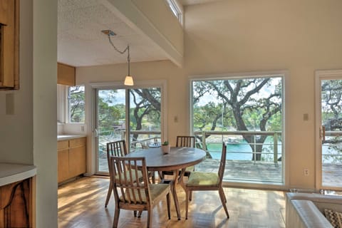 Spacious Lake Travis Home w/ Private Deck & Views! Haus in Volente