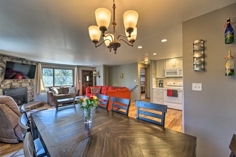 Luxe Updated Home w/ Grill + Hot Tub: 4 Mi to RMNP House in Estes Park