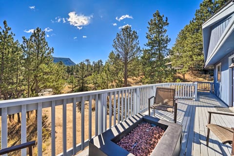 Luxe Updated Home w/ Grill + Hot Tub: 4 Mi to RMNP House in Estes Park