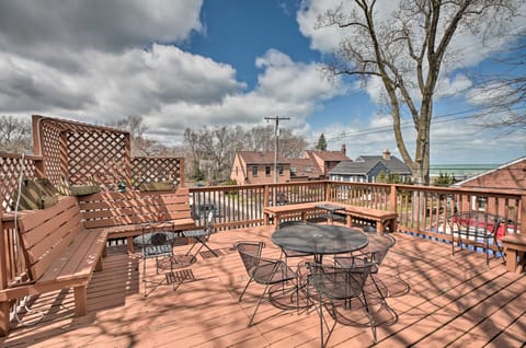 Stylish Escape w/ Elevated Deck - Walk to Beach! House in Gary
