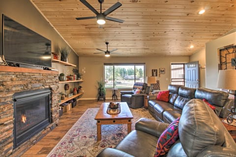 Newly Built & Woodsy Retreat: 1 Mi to Rainbow Lake House in Pinetop-Lakeside