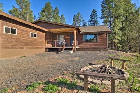 Newly Built & Woodsy Retreat: 1 Mi to Rainbow Lake House in Pinetop-Lakeside