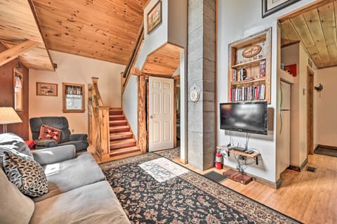 NEW! Cabin in the Untouched Woods, 3 Miles to Ski! Casa in Jay