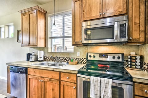 Portland Home w/ Private Hot Tub: 9 Mi to Downtown House in Clackamas County