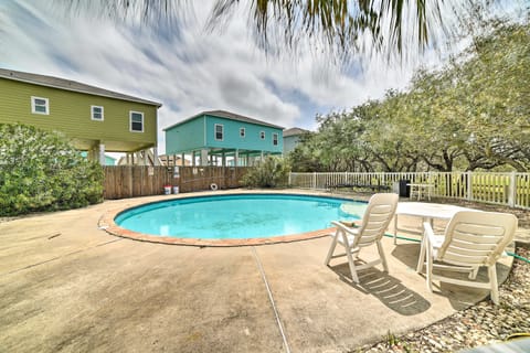 Pet-Friendly Cottage w/Grill + Yard, 5Mi to Beach! House in Rockport