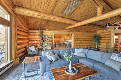 Fairbanks Log Cabin w/ Waterfront Deck & Views! Casa in Fairbanks