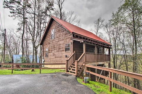 Sevierville Sanctuary: Hot Tub, Pool Table & Deck! House in Gatlinburg