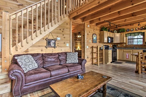 Sevierville Sanctuary: Hot Tub, Pool Table & Deck! House in Gatlinburg