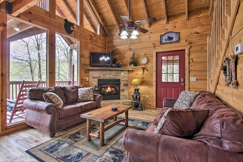 Sevierville Sanctuary: Hot Tub, Pool Table & Deck! House in Gatlinburg