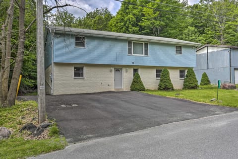 Spacious Family Home w/ Pool & Nearby Beach Access House in Coolbaugh Township