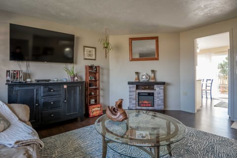 Shore Delight: Waldport Home + Deck, Walk to Beach House in Waldport