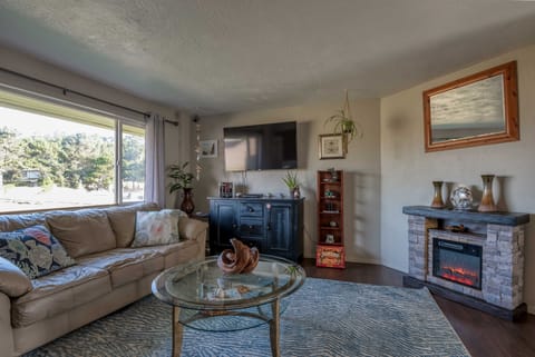 Shore Delight: Waldport Home + Deck, Walk to Beach House in Waldport